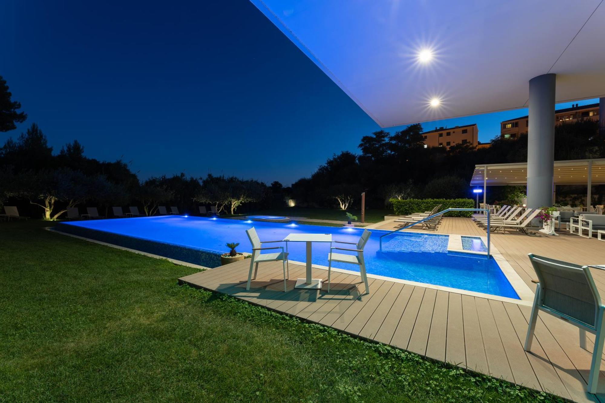 Hotel Salona Palace מראה חיצוני תמונה