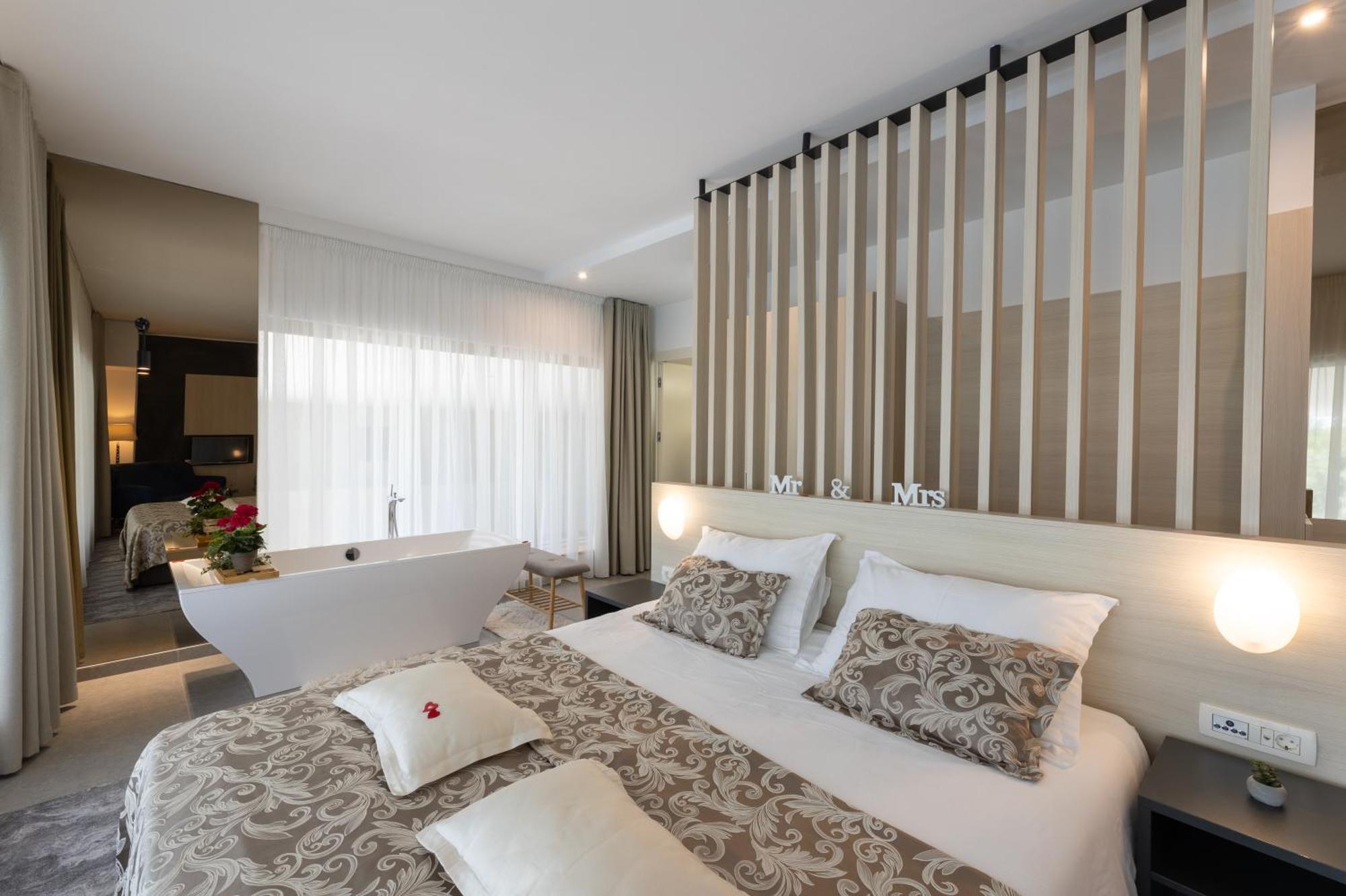 Hotel Salona Palace מראה חיצוני תמונה