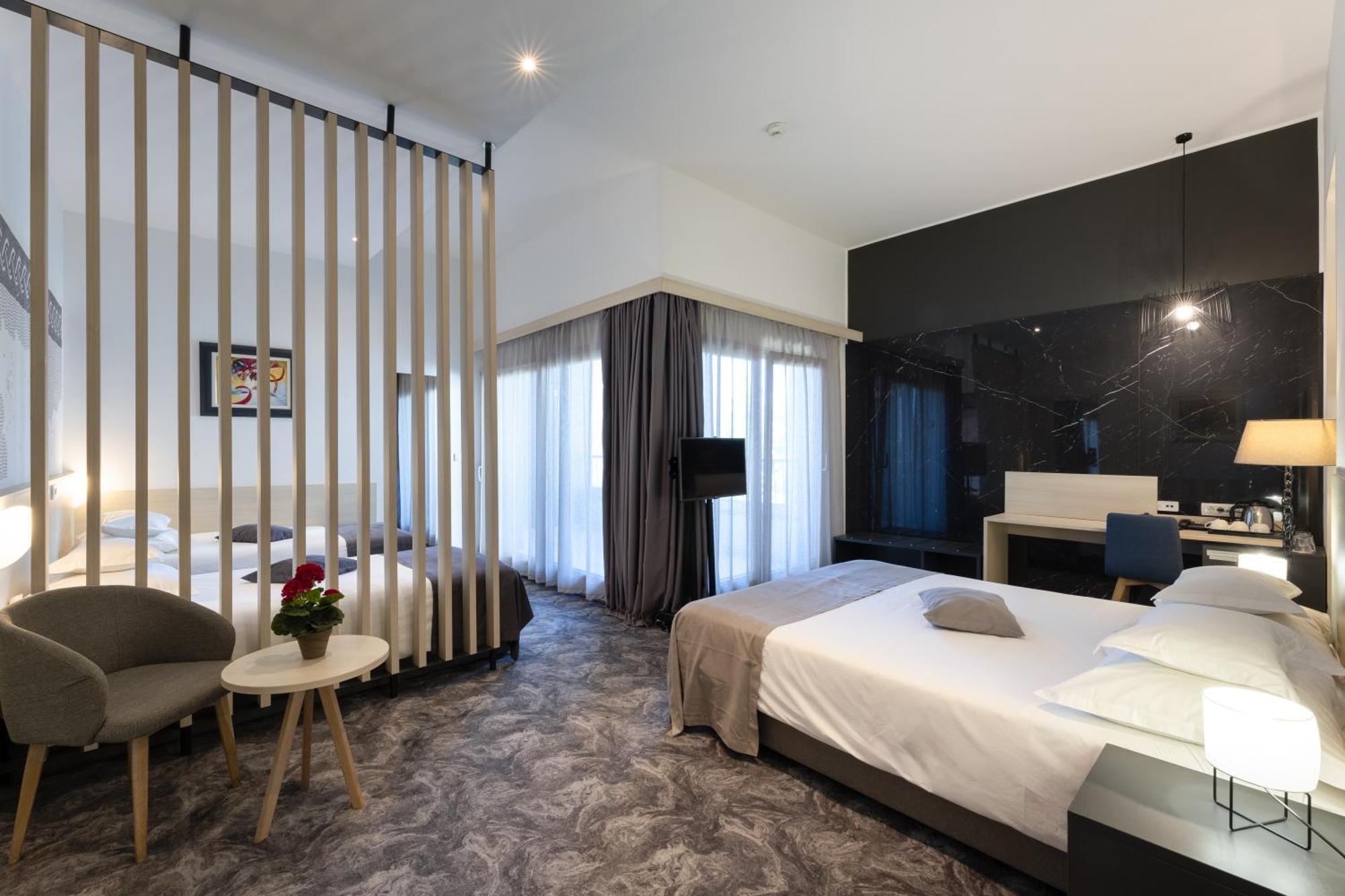Hotel Salona Palace מראה חיצוני תמונה